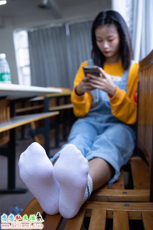[南国足艺]19-刁钻的角度 四川妹子琳琳教室秀美脚【121P/1.57G】