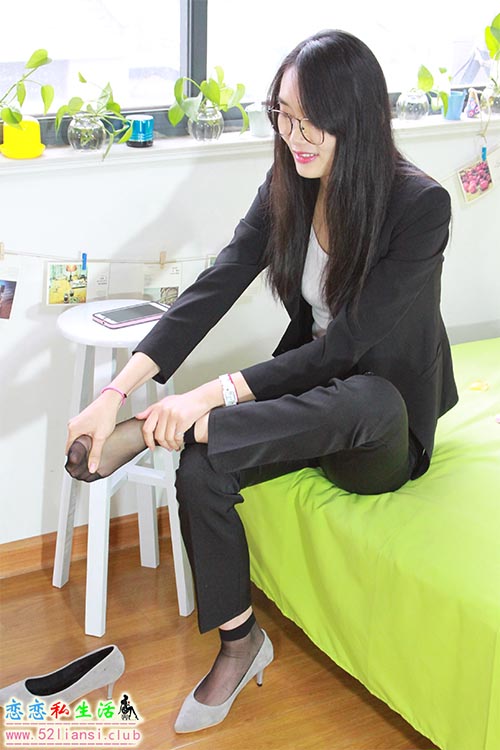 [自由摄影]No.025-马上就要踏入社会的小姐姐一身职业装清爽美丽【91P/222M】