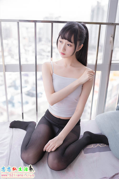 [木绵绵OwO] 18- 背心黑丝居家写真【40P/260M】