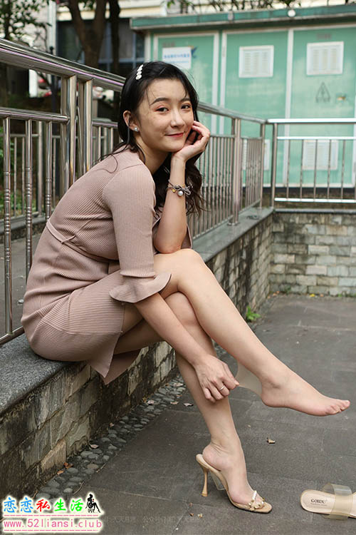 [IESS异思趣向] 丝享家 970：秋秋《美女阳光浴》【83P/104M】
