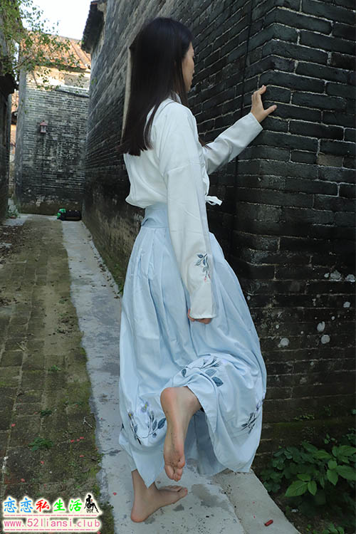 [Pary学生模拍]049 极品美女小芳穿上汉服古镇赤脚【151P/368M】