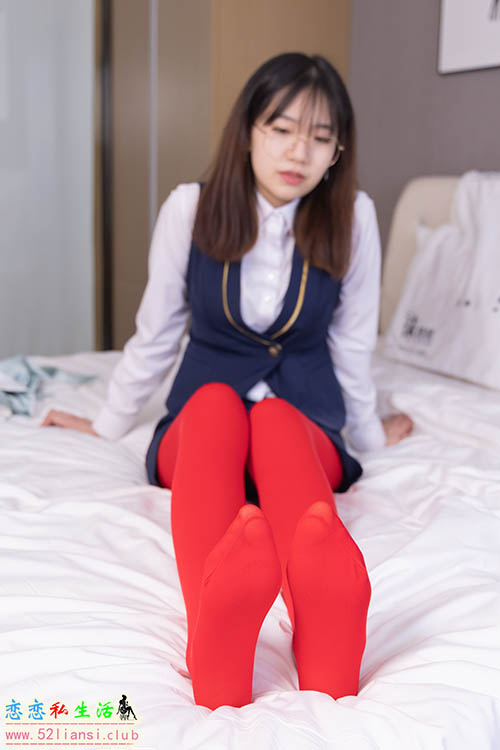 [袜啵啵] 132期 小甜豆-aj1板鞋、蓝色短靴、厚黑丝、厚红丝(带视频)【145P+1V/6.53G】