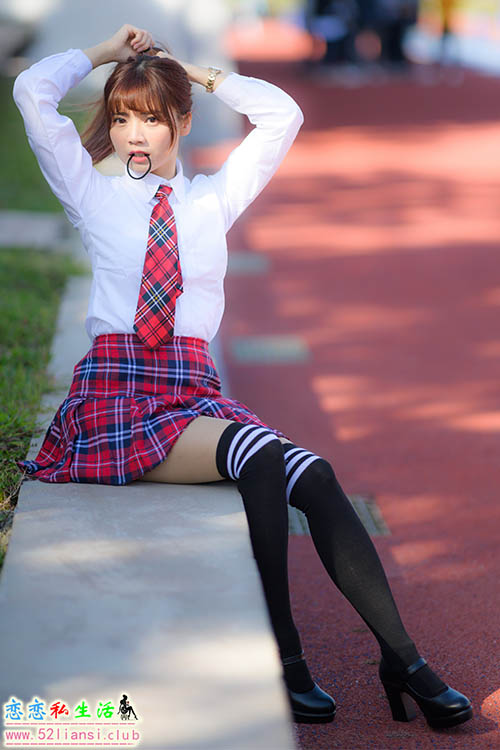 [街拍丝足]233-长腿美模 学生制服高跟【157P/157M】