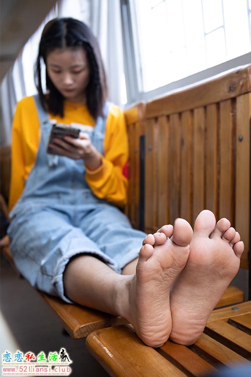 [南国足艺]19-刁钻的角度 四川妹子琳琳教室秀美脚【121P/1.57G】