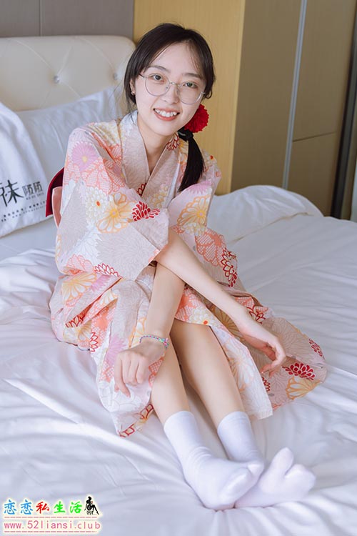 [袜啵啵] 137期 稚予-木屐、分指白棉袜、裸足、和风浴衣(带视频)【170P+1V/6.04G】