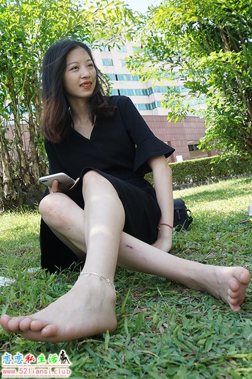[Pary学生模拍]084 杰杰草地全方位秀美脚【118P/639M】