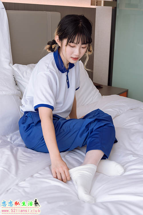 [袜啵啵] 042期 砂糖-校服、板鞋、白棉袜、油亮白丝(带视频)【139P+1V/6.72G】
