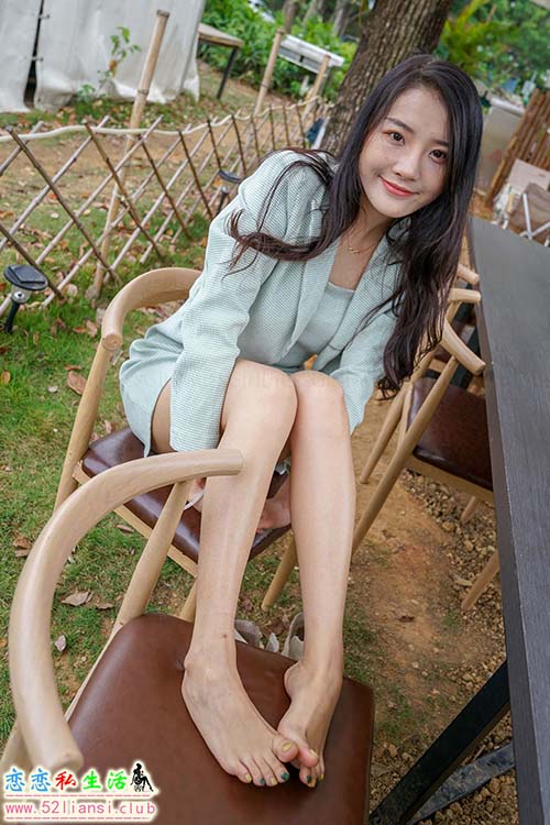 [MussGirl慕丝女郎] NO.340 国画老师婉萍女神着OL职业装公园秀足【328P/718M】