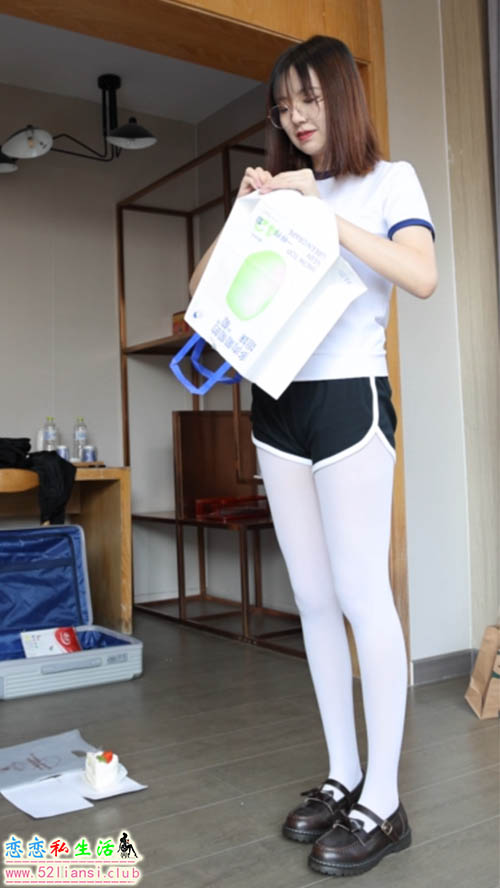 [袜啵啵] 积分限定作品 NO.008 小甜豆-皮鞋、厚白丝、踩奶油蛋糕剧情【1V/650M】