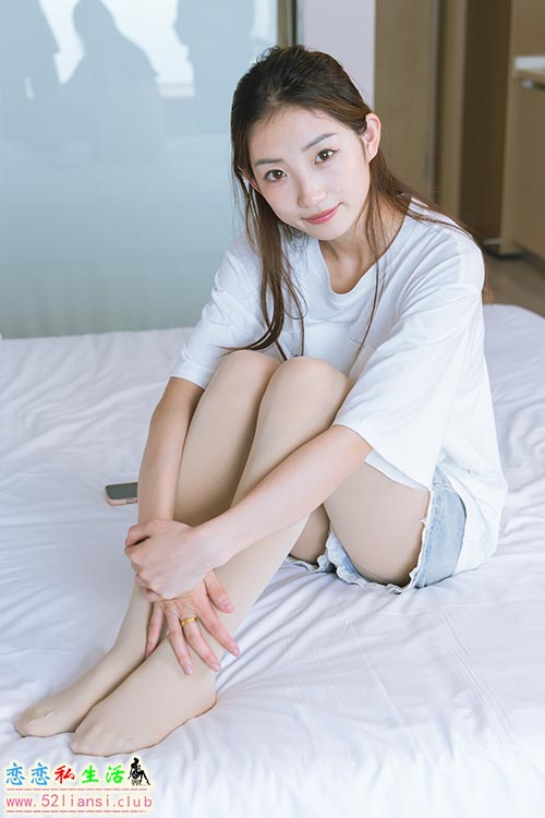 [袜啵啵] 228期 小沫-板鞋、厚肉丝、裸足(带视频)【145P+1V/5.52G】