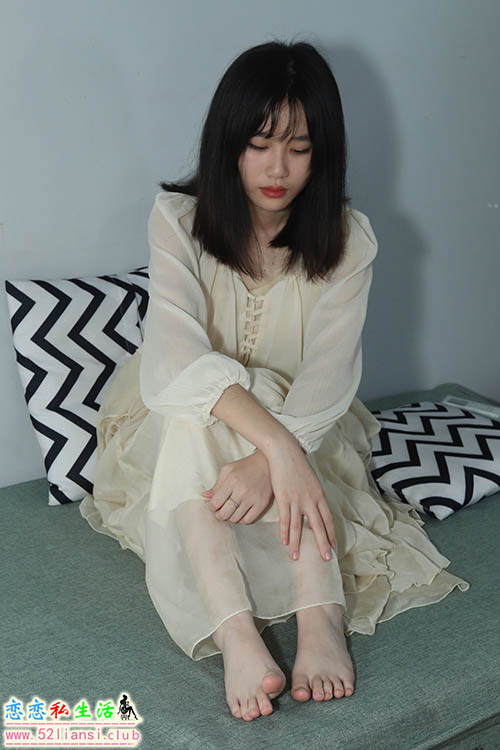 [Pary学生模拍]041 彩欣穿上可爱裙子展示美脚【123P/208M】