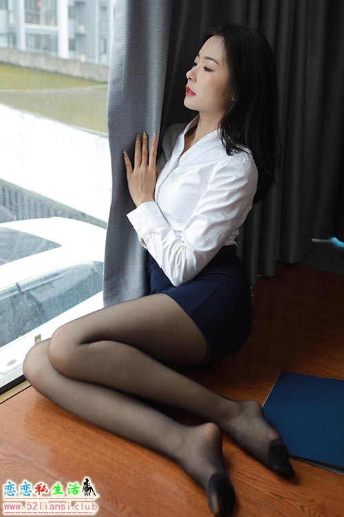 [IESS异思趣向] 丝享家 1391：小金《落地窗制服》【88P/97M】