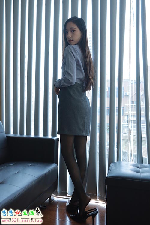 [IESS异思趣向] 丝享家 1281：美子《黑丝灰裙》【88P/99M】
