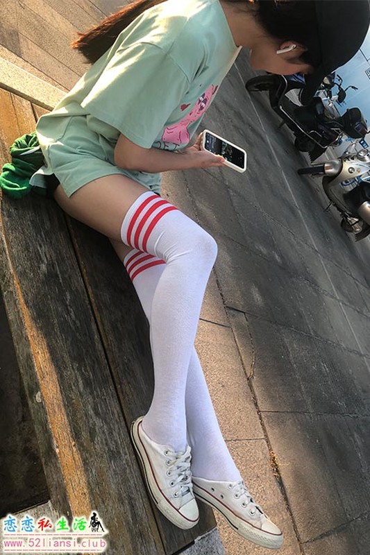 [最爱帆布鞋]041-学妹丝袜美腿写真（带视频）【182P+2V/1.4G】