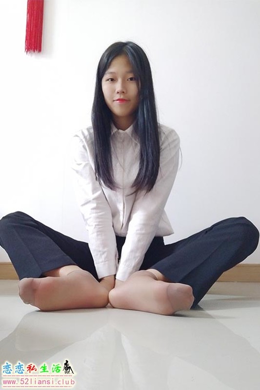 [学妹校园寝室丝短袜美脚]-第011期陈梦涵【50P/111M】