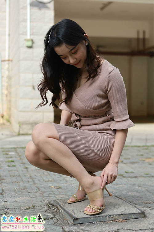 [IESS异思趣向] 丝享家 970：秋秋《美女阳光浴》【83P/104M】
