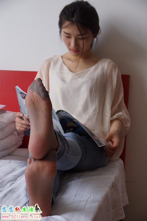 [自由摄影]No.005-惬意的周末经典短灰丝陪你看看书【93P/148M】