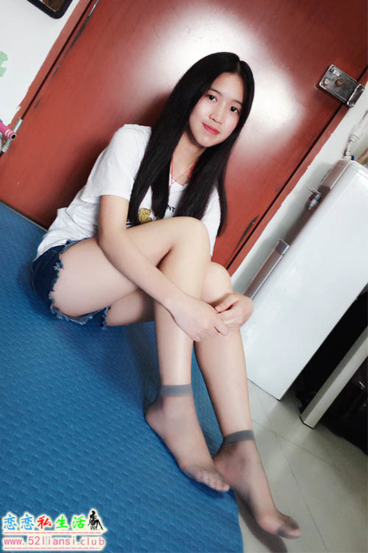 [学妹校园寝室丝短袜美脚]-第027期黄颖【40P/53M】