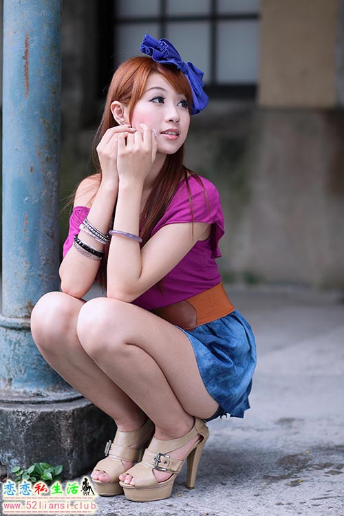 [街拍丝足]206-小雯 短裙涼高美腿【52P/250M】