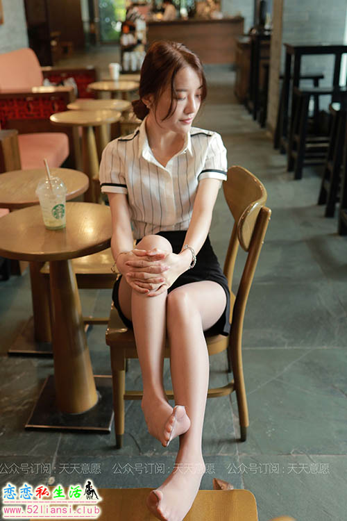 [IESS异思趣向] 丝享家 871：婉苹《沙发上的OL》【78P/83M】