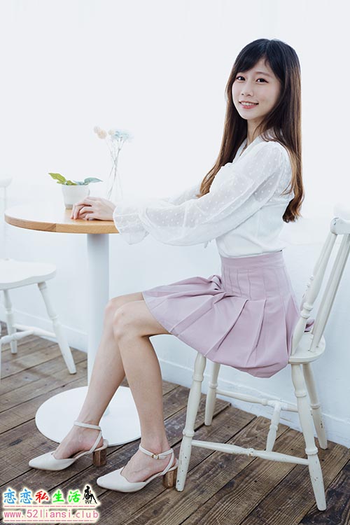 [街拍丝足]319-长腿美模 朵莉 -棚拍【82P/207M】