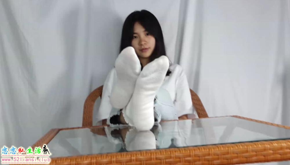 [Pary学生模拍]视频No.005 小敏脱掉棉袜展示37码修长嫩脚【22min/1.74G】