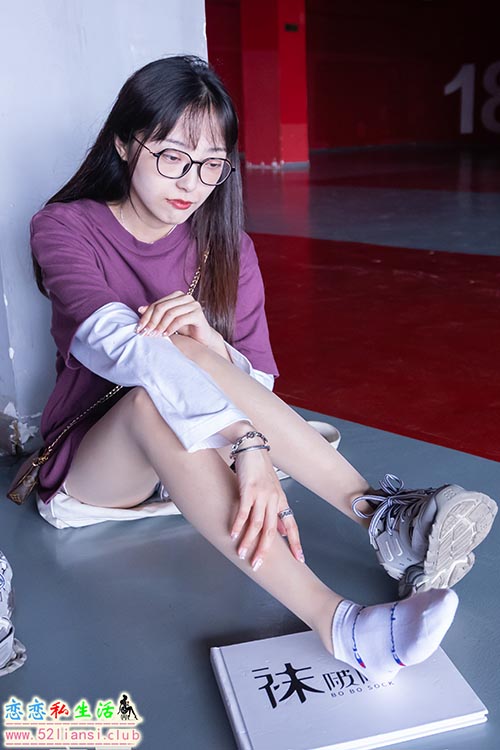 [袜啵啵] 积分限定作品 NO.010 稚予-巴黎世家运动鞋、白棉袜、肉丝【144P/1.64G】
