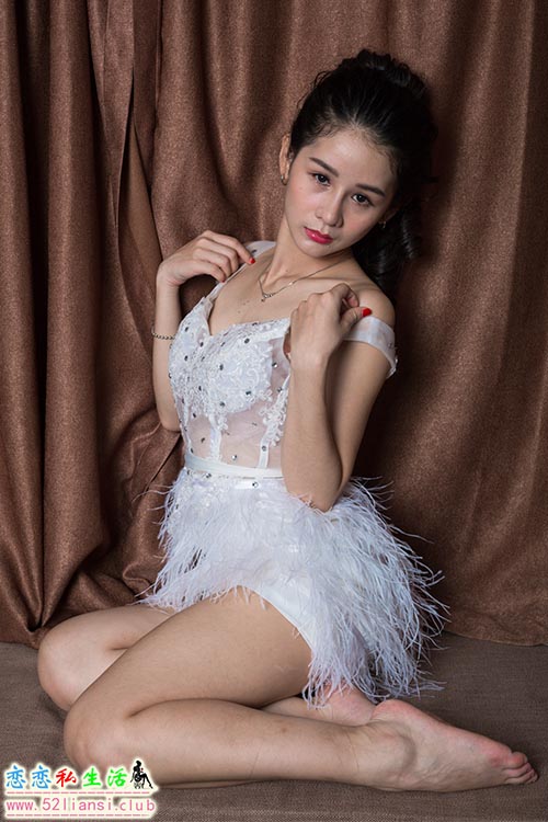 [精选资源]050-黑白蕾丝美女足秀【143P/1.98G】