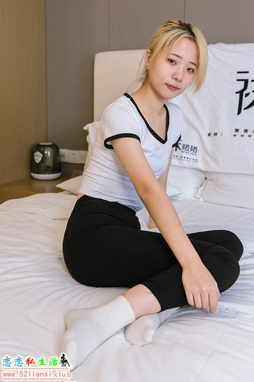 [袜啵啵] 122期 小淳-高跟长靴、白棉袜(带视频)【149P+1V/6.19G】