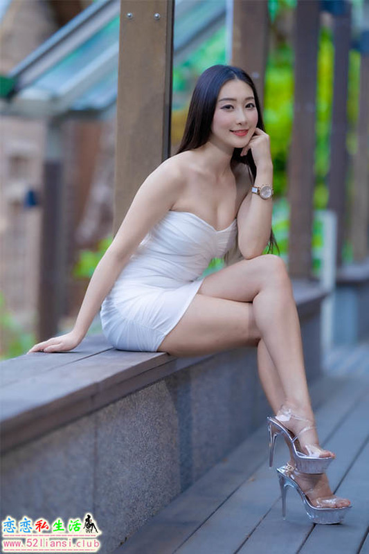 [街拍丝足]076-台湾腿模 吴小葵 纯白小礼服 高跟美腿外拍【34P/38M】