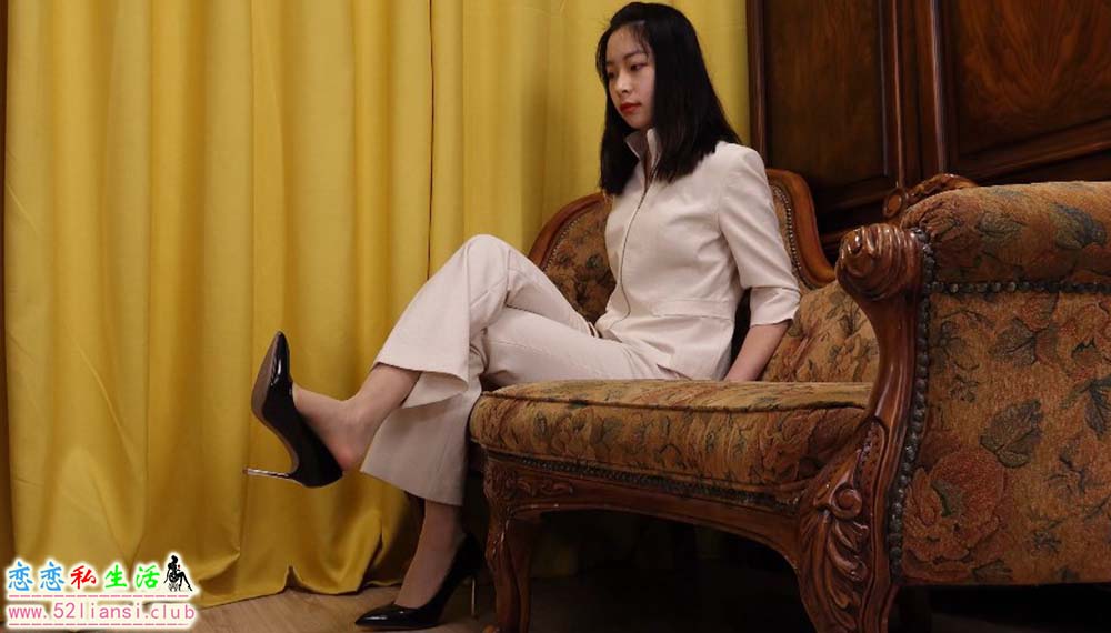 [视频] A&F 052-Yiyi-沙发上展示肉色丝袜-第4部【25min/2.59G】