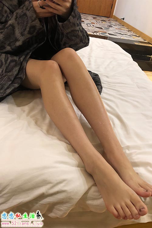 [精选资源]003-本足摄影-穿长靴的大学仙女宾馆脱鞋把玩白袜玉足(带视频)【58P+1V/642M】