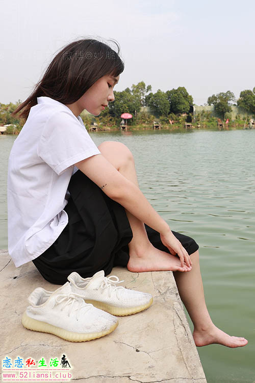 [见新摄影]NO.010-附中 潇潇-20岁 校园少女风 椰子鞋(带视频)【112P+1V/1.12G】