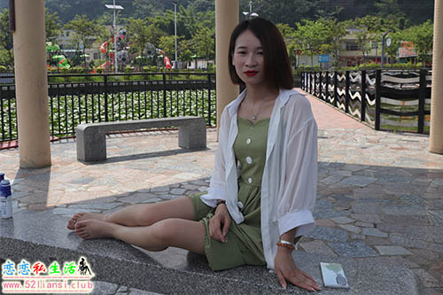 [Pary学生模拍]006 气质美少妇嫣茹在湖中亭大方秀脚【135P/832M】