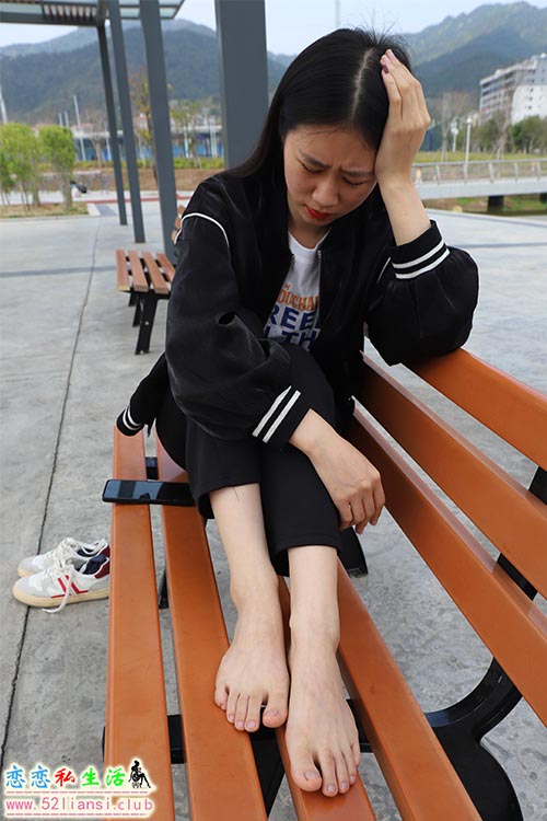 [Pary学生模拍]045 春暖花开，与小芳到户外拍摄美脚【133P/241M】