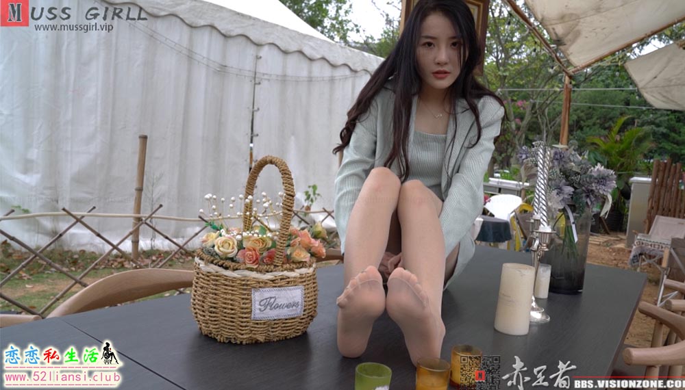 [MussGirl慕丝女郎] NO.026-国画老师婉萍女神着OL职业装公园秀足(带视频)【10min/2.61G】