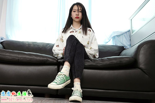 [Sexy Asian Girls Feet] No.035-初恋般记忆的小女生YIYI近距离秀脚【239P/458M】