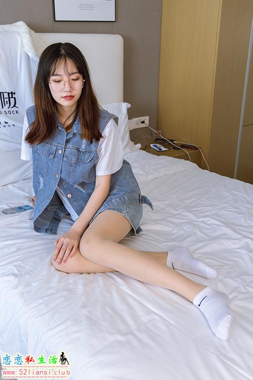 [袜啵啵] 123期 小甜豆-板鞋、白棉袜、肉丝(带视频)【140P+1V/5.81G】