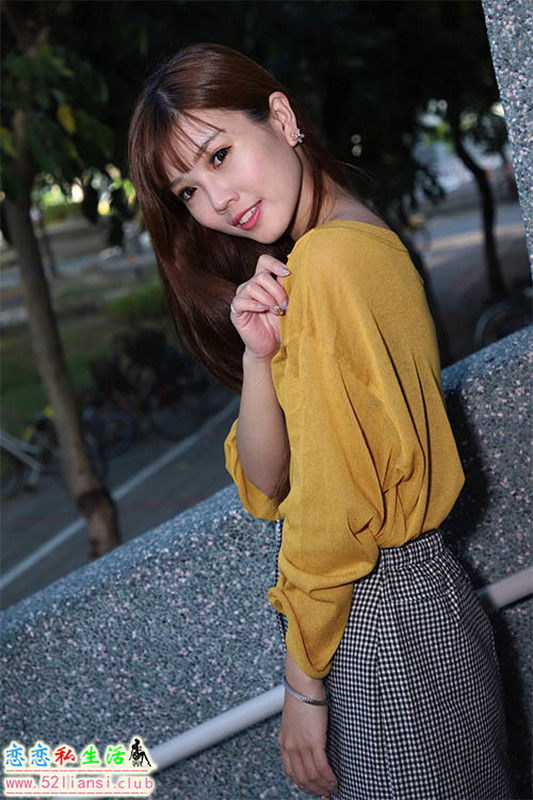 [街拍丝足]053-台湾腿模 凯蒂 裙摆摇 高跟美腿旅拍【50P/81M】