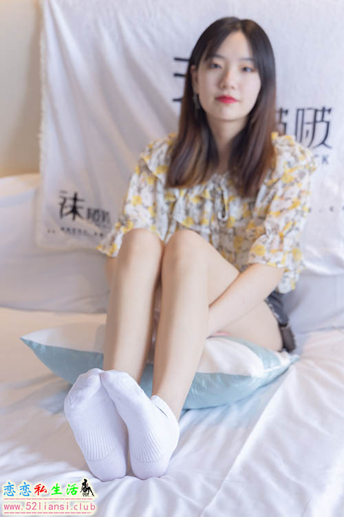 [袜啵啵] 136期 小甜豆-高跟长靴、白棉袜、裸足(带视频)【200P+1V/7.31G】
