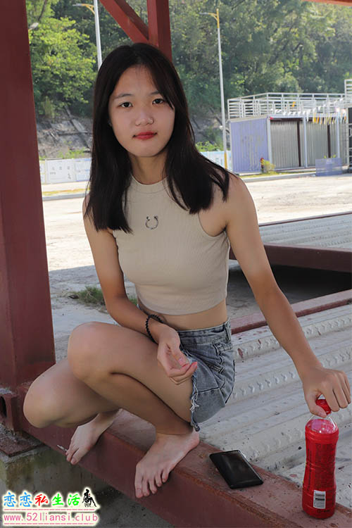 [Pary学生模拍]021 极品美女校花思思全程赤脚拍照后亮出脏脚底【130P/475M】