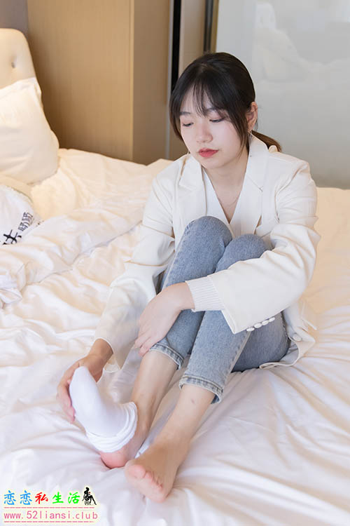 [袜啵啵] 050期 小甜豆-高跟长靴、白棉袜、裸足-花絮版(带视频)【175P+1V/7.99G】