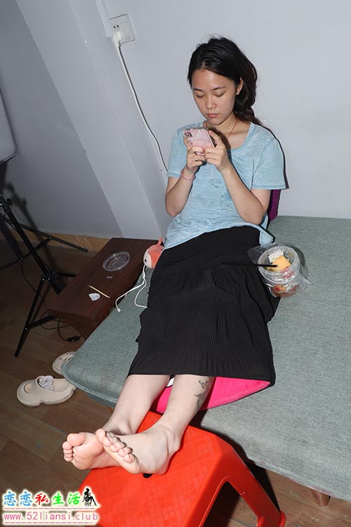 [Pary学生模拍]090 大美女琪琪继续展示38码大白脚【200P/1.53G】