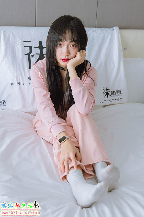[袜啵啵] 141期 周周-运动鞋、白棉袜、裸足(带视频)【140P+1V/5.57G】