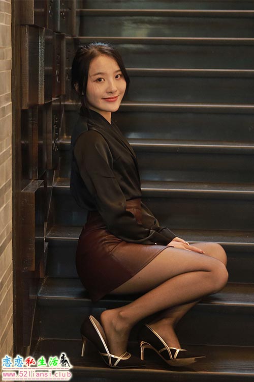 [IESS异思趣向] 丝享家 1074：婉萍《褐色小皮裙》【89P/105M】