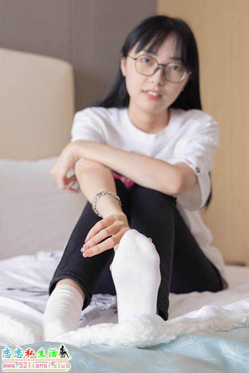 [袜啵啵] 055期 稚予-斯凯奇运动鞋、白棉袜、黑棉袜(带视频)【139P+1V/6.67G】