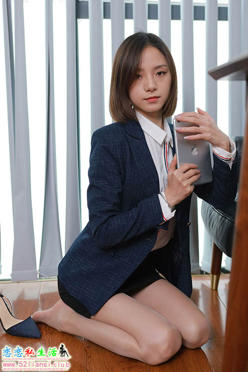[IESS异思趣向] 丝享家 1047：小六《长腿包臀裙》【77P/90M】