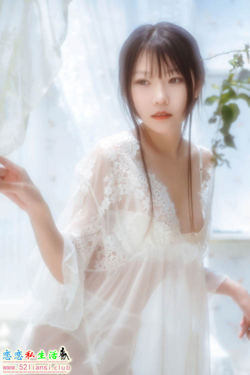 [香草喵露露]NO.001 玻璃房少女【76P/145M】
