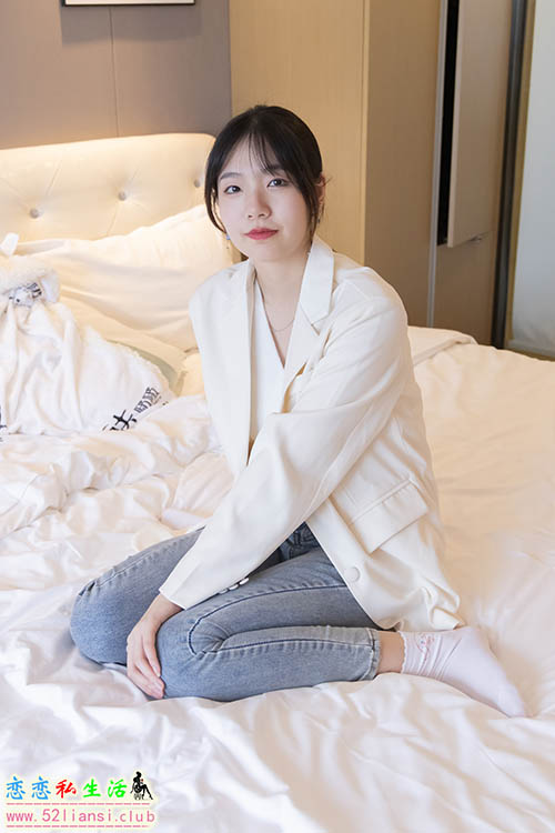 [袜啵啵] 050期 小甜豆-高跟长靴、白棉袜、裸足-花絮版(带视频)【175P+1V/7.99G】