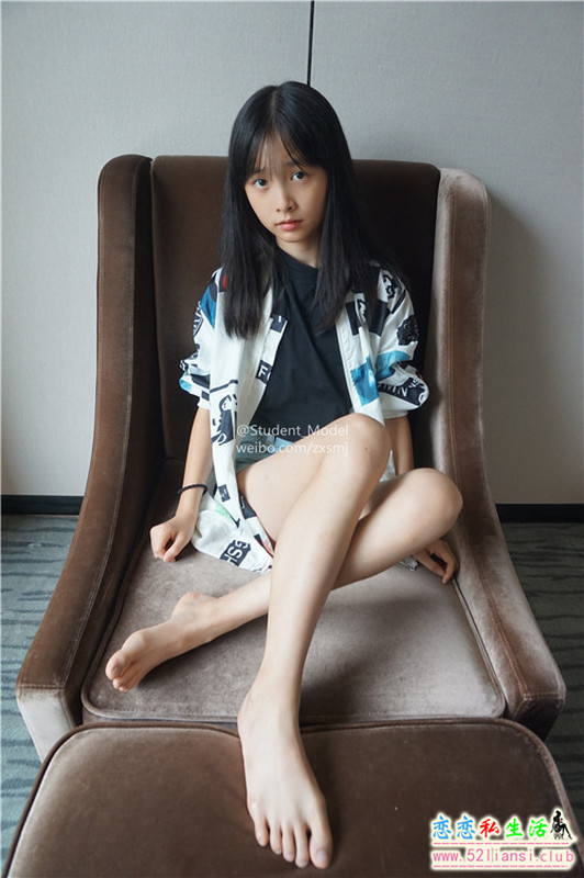 [Student_Model] 编号29-小龙猫 精致的白嫩脚丫与性感黑船袜（带视频）【59P+1V/861M】